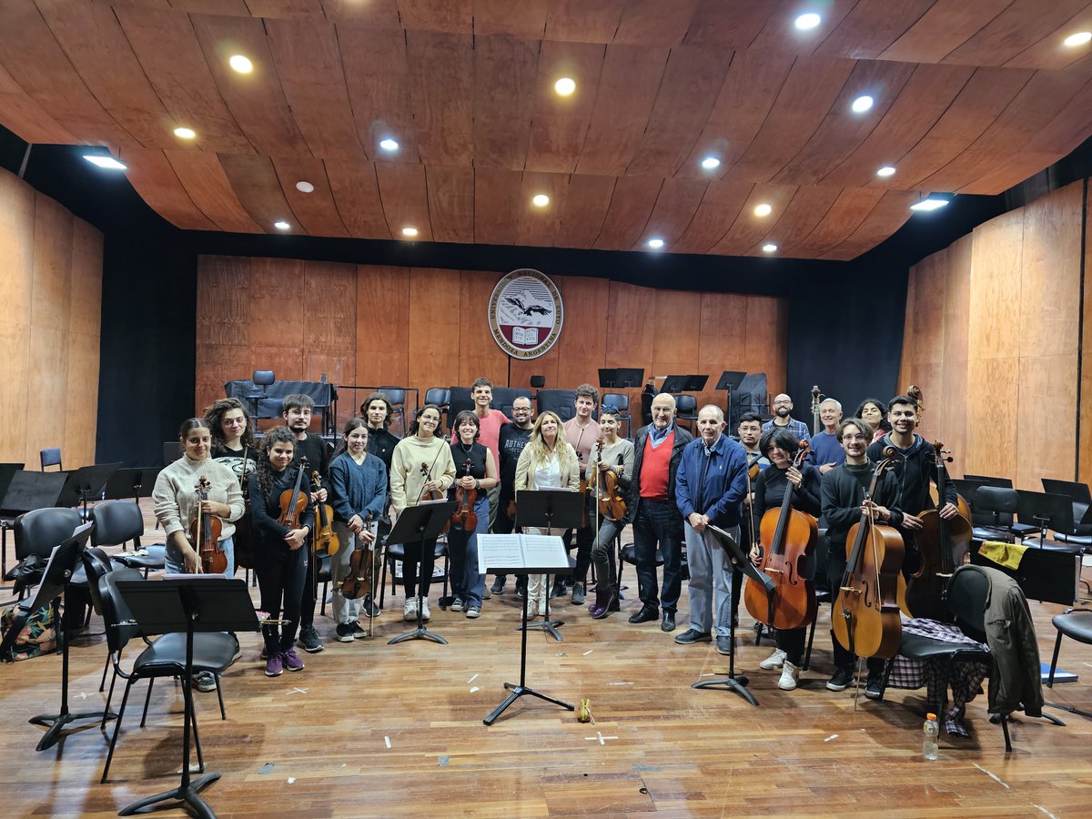 OrquestaUNCuyo's tweet photo. ✨Ilustres visitas en el Vivero Musical UNCUYO. 🥰

🤵Por un lado, los maestros Rodolfo Saglimben y Guillermo Scarabino, ex directores titulares de la OSUNCUYO. 🤩

🎻 el contrabajista Juan Pablo Navarro  brindó una clase magistral sobre la grafía musical de Astor Piazzolla.🎶 https://t.co/ufZtte5sp7