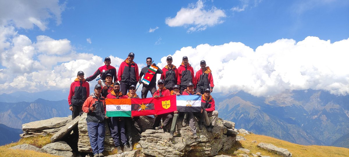 SWComd_IA's tweet photo. #SaptaShaktiComd congratulates #SarPass Trek Expedition team of #DotOnTgtDiv for successful completion of the trek and for their triumph
over the challenging terrain & weather conditions in #ParvatiValley,#HimachalPradesh.
#mountaineering
#climbing
#ArmyAdventureWing
@adgpi https://t.co/gUmlwSqszM