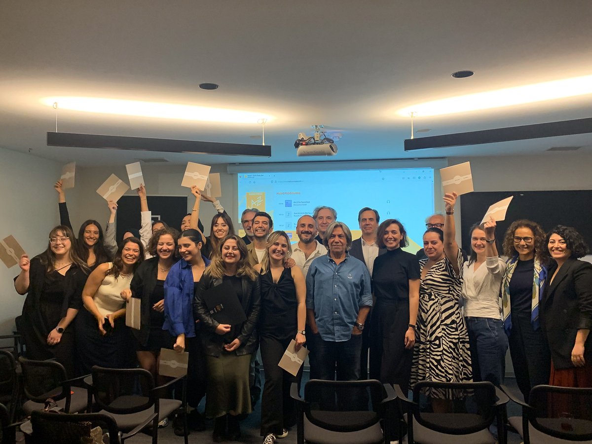 2023 Bahar Dönemi mezunlarımızın Sertifika Töreni'nden keyifli anlar!

Buşra Al ve Emre Demirtaş danışmanlığında "Geçici Yaşam Alanları ve İyileşme" teması ile üretilen Araştırma Tabanlı Tasarım Projeleri sergisi eşliğinde Bahar'23 mezunlarımıza sertifikalarını takdim ettik.