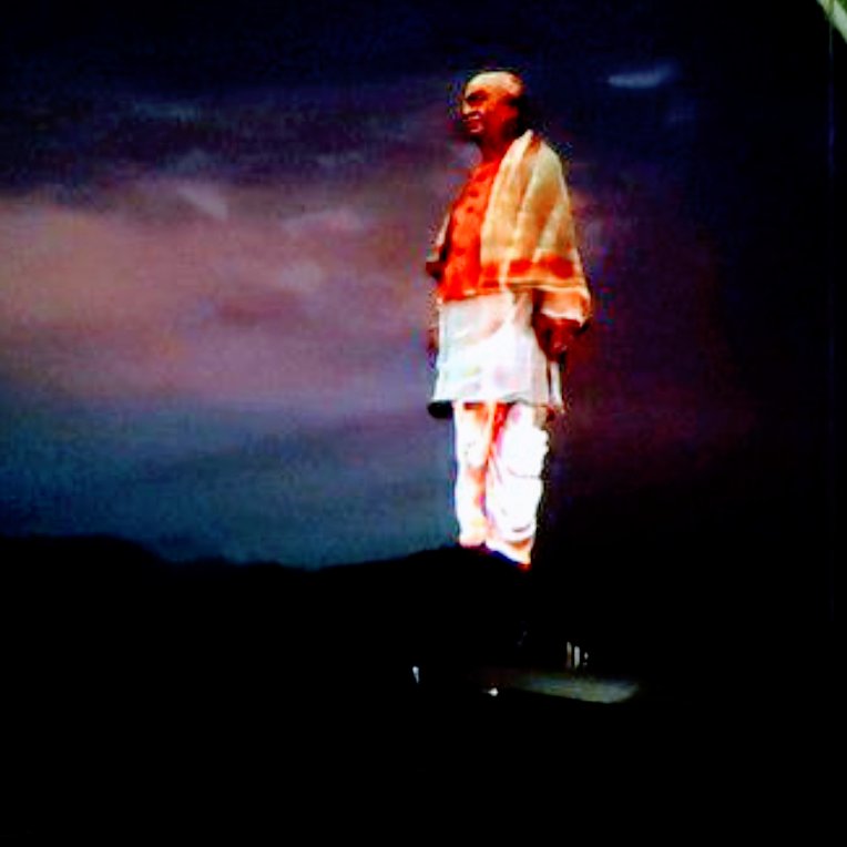 meelogsin's tweet photo. The laser show uses #TheStatueOfUnity as its screen, brings alive the stunning statue, literally showcasing Sardar Vallabhbhai Patel from his young lawyer self to becoming the Iron Man of India  🔥👌💯 +

#MeeClicks https://t.co/nm3CaQK33O
