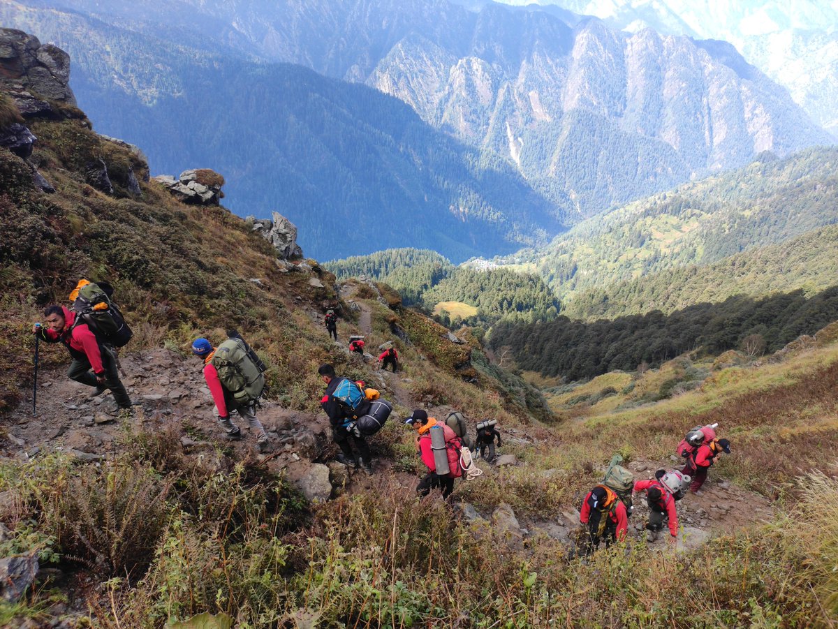 SWComd_IA's tweet photo. #SaptaShaktiComd congratulates #SarPass Trek Expedition team of #DotOnTgtDiv for successful completion of the trek and for their triumph
over the challenging terrain & weather conditions in #ParvatiValley,#HimachalPradesh.
#mountaineering
#climbing
#ArmyAdventureWing
@adgpi https://t.co/gUmlwSqszM