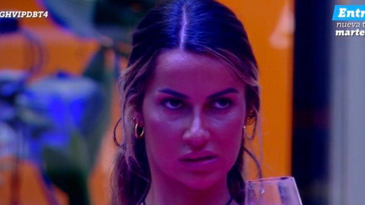 SerpientePink's tweet image. La cara que se me queda cuando veo que hay gente que prefiere votar a Pilar que da contenido antes que a Gustavo que se le confunde con las sillas de la casa : 
 #GHVIP9O #GHVIP80 #ghvip8