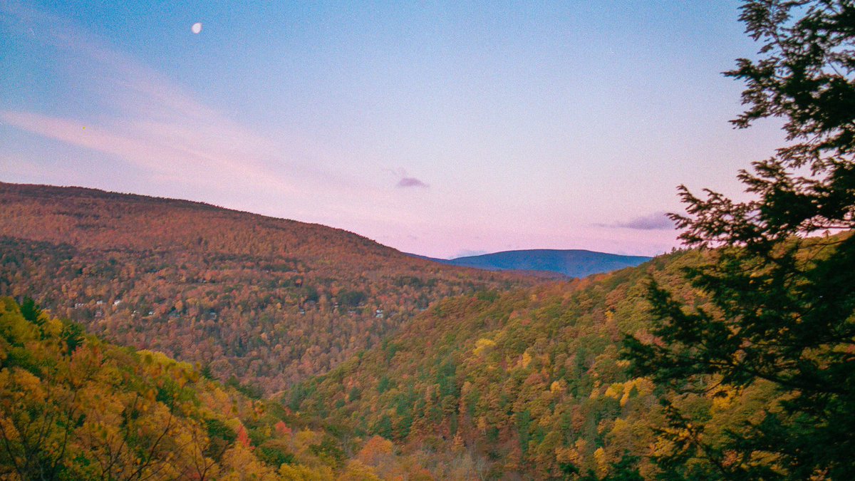 nev_in_color's tweet photo. Autumn in the Catskill Mountains. https://t.co/OBRvl5jZLL