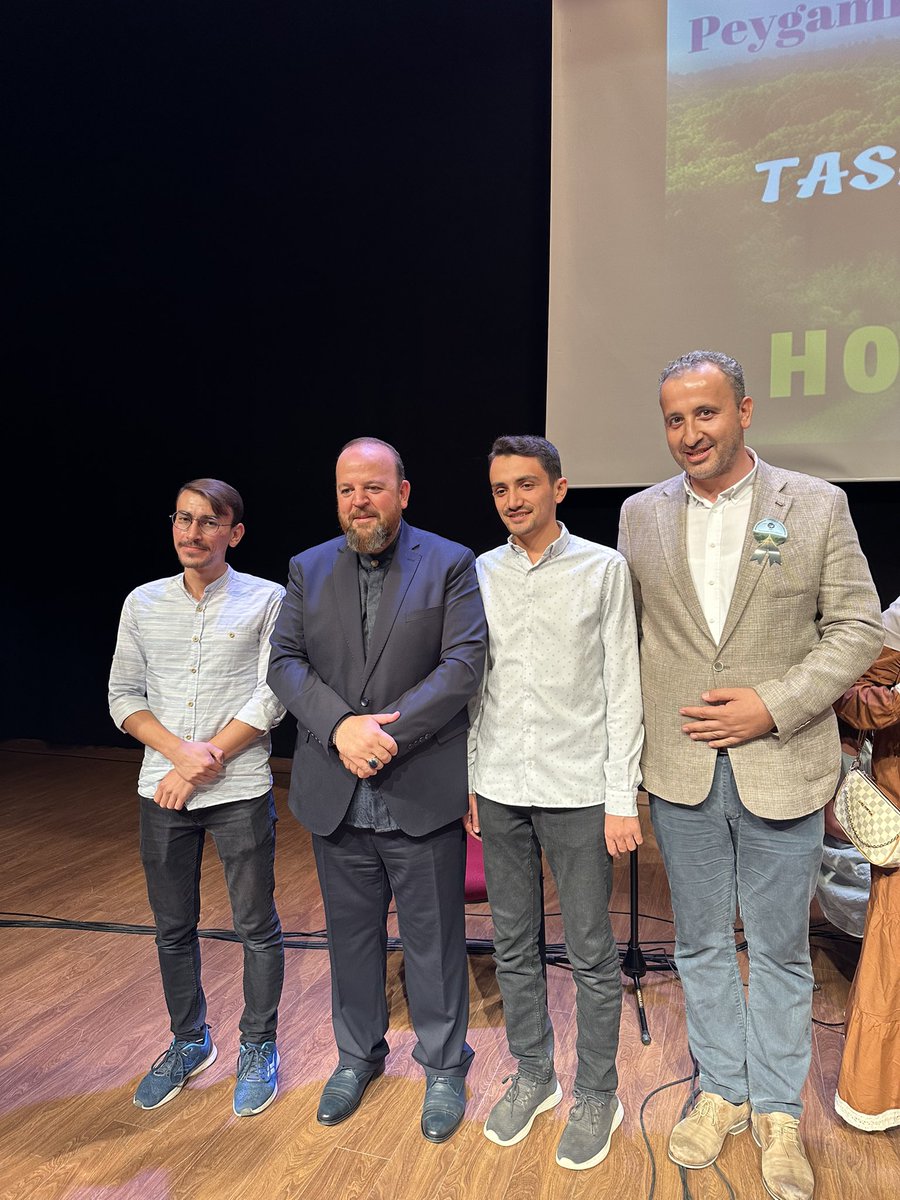 Çanakkale İl Müftülüğü’nün düzenlemiş olduğu “Mevlid-i Nebî Haftası” sebebiyle düzenlenen programa iştirak ettik.
Programa davet edilen ve bir İmam Hatip’li olan Türk Tasavvuf Musikî sanatçısı Necip Karakaya beyefendi ile tanış olduk.