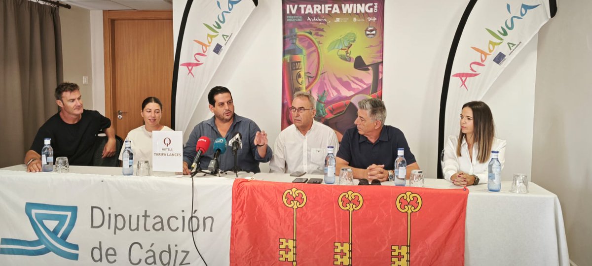 JuntaCG's tweet photo. 🏄♀️@jorge_vazquez4 (@TurismoAND) asegura que la IV #TarifaWingPro pone en valor la marca #Tarifa y "contribuye a la desestacionalización del turismo en la provincia”.
➡La prueba reunirá entre el 11 y 15 de octubre a los mejores competidores de esta disciplina en Valdevaqueros.🌊 https://t.co/iLkGxpAUPD