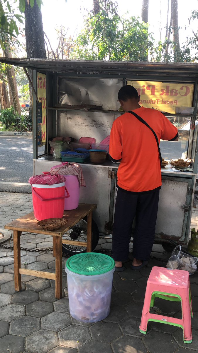 achmadial1's tweet photo. Tdi pagi jam 7, nasi kuning sbelum kerja 😍 https://t.co/itizSZmfze