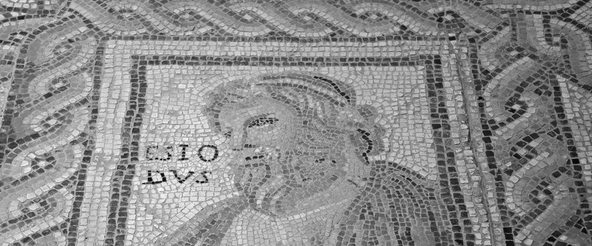 "İnsanlar kötülüğe akın akın gider,  
Kolay ulaşır ona.  
Yolu düz, yeri yakındır kötülüğün.  
İyiliğin önüneyse, alın terini koymuş Tanrılar."