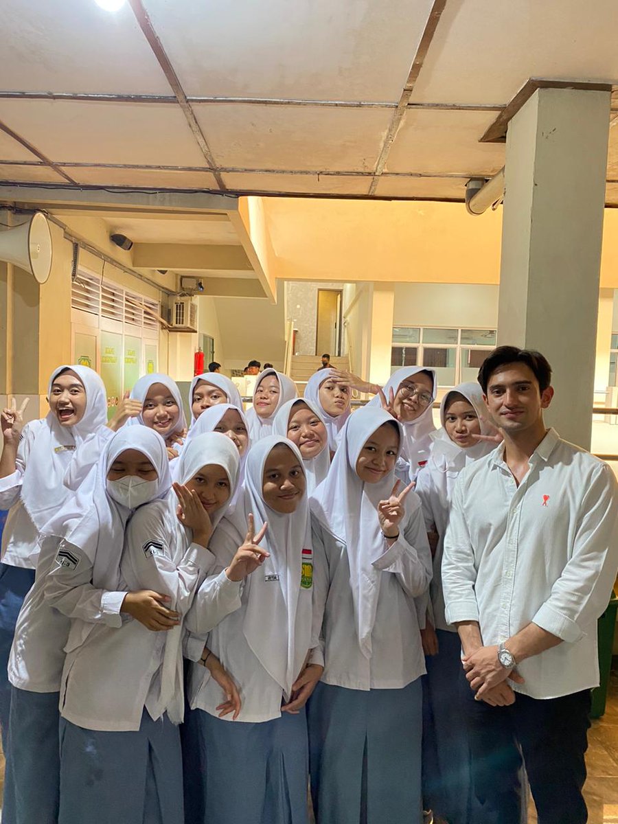 Sekolah ku kedatengan Omar Daniel WKWKWKKW GANTENG BANGET hei... 

[October 09, 2023]