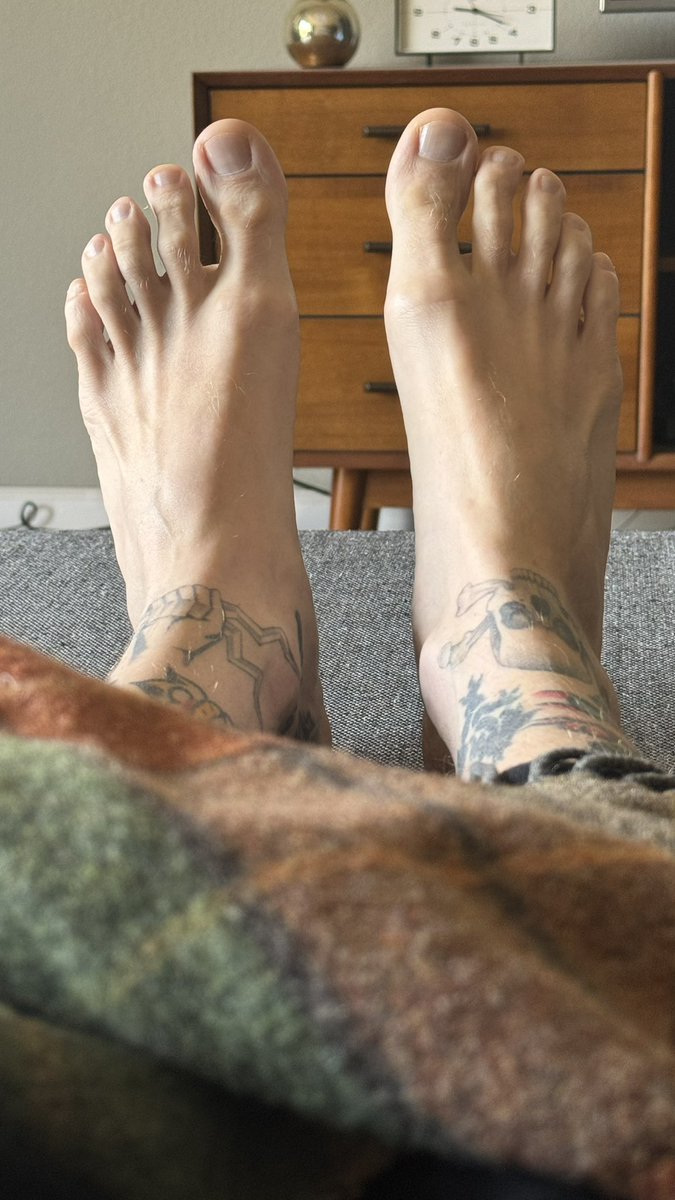 pinqbriq's tweet image. 10k followers! Wow, thanks, everyone. Love our community. 🦶🦶 Now show us your feet!