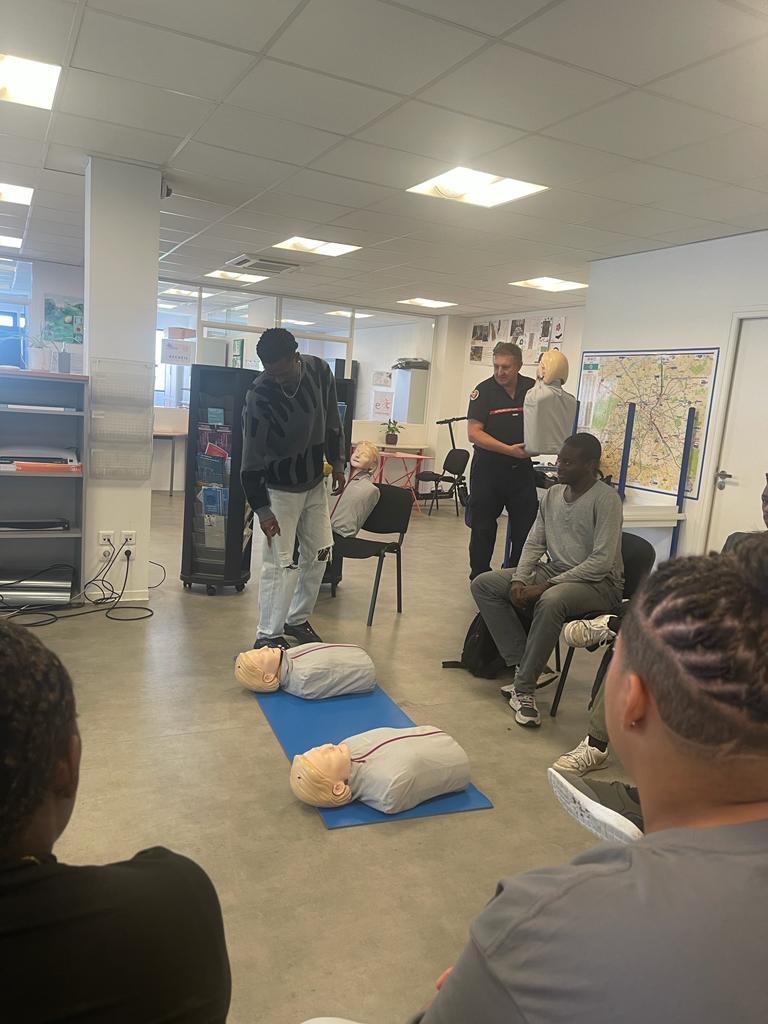 E2C77's tweet photo. Merci au @Sdis77 pour son intervention de qualité auprès de nos stagiaires de l'#E2C77 #Chelles : Atelier de sensibilisation aux gestes qui sauvent👍🏻☺️ 
Les jeunes ont bien apprécié cette expérience ! https://t.co/fX2YFzcMiD