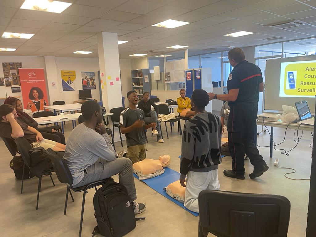 E2C77's tweet photo. Merci au @Sdis77 pour son intervention de qualité auprès de nos stagiaires de l'#E2C77 #Chelles : Atelier de sensibilisation aux gestes qui sauvent👍🏻☺️ 
Les jeunes ont bien apprécié cette expérience ! https://t.co/fX2YFzcMiD