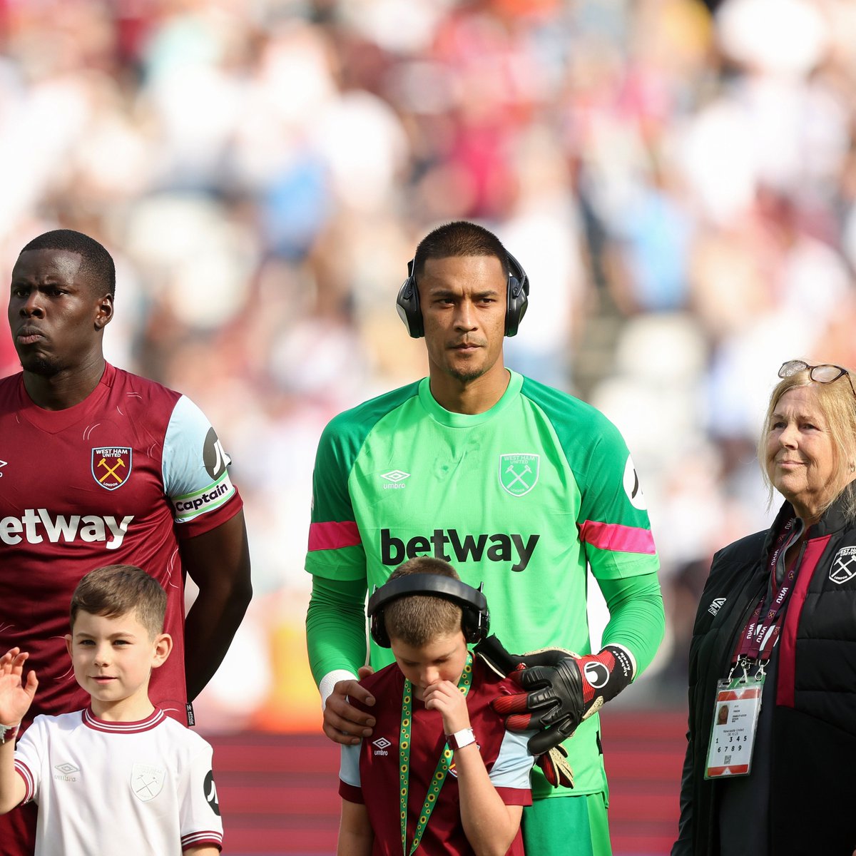 calcioinglese's tweet photo. In segno di supporto alla mascotte che lo ha accompagnato in campo, Alphonse Areola ieri pomeriggio ha indossato un paio di cuffie anti-rumore.

Il padre di Charlie, il bimbo che è tra le braccia di Areola, ha raccontato quanto accaduto: “Mio figlio è autistico e utilizza le cuffie per proteggersi dai rumori troppo forti. Areola quando lo ha saputo prima della partita ha voluto di sua spontanea volontà indossare le cuffie così da farlo sentire più a suo agio. È stato un bellissimo gesto, Charlie non fa altro che parlare di quanto accaduto: ne va fiero”.

👏🏻👏🏻👏🏻