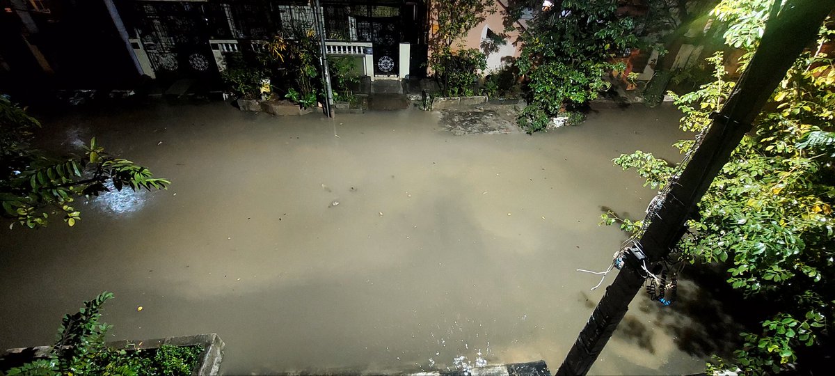 pradeepkmrm1's tweet photo. Bbmp folks did some amount of desilting of the drains. That did not help at all. 15mins downpour does this on 17c main. Hbr layout. Need permanent solution from bbmp. https://t.co/LA2OIZGpvq