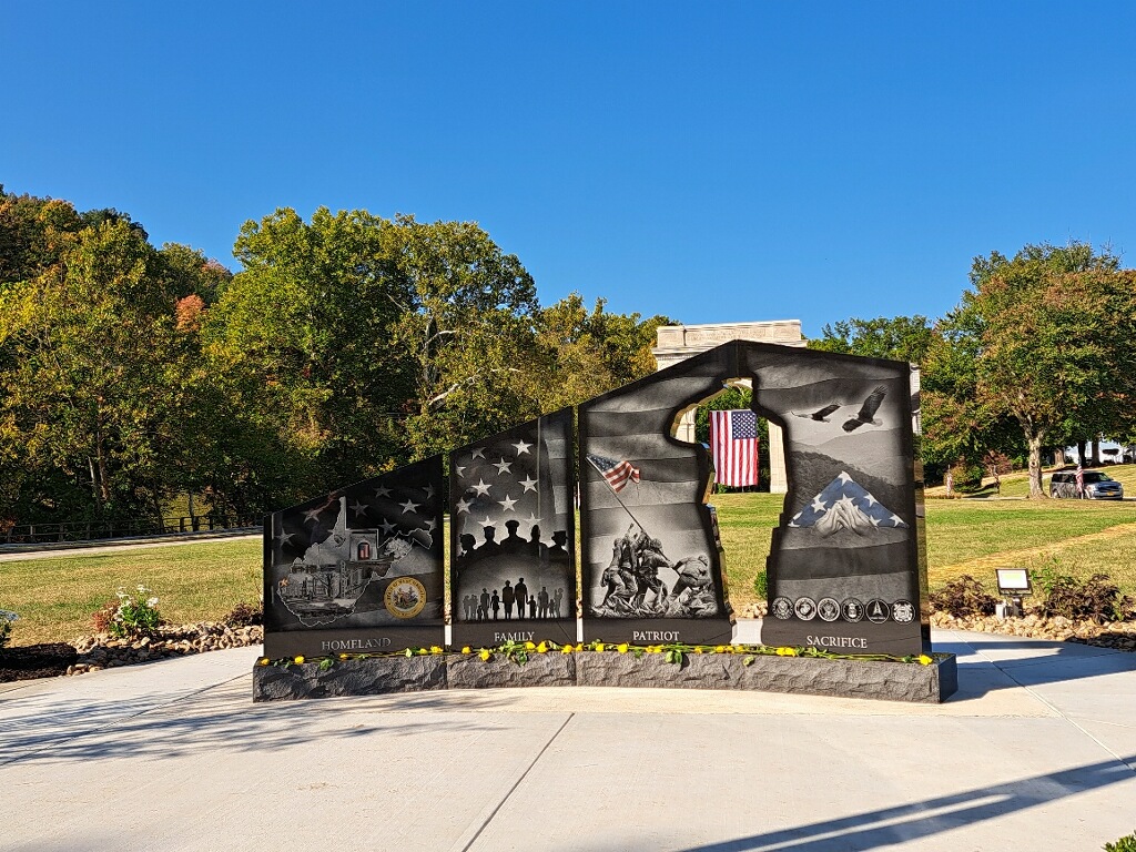 WWFoundation's tweet photo. A #MonumentMonday salute to the most recent #GSFMM to be dedicated in Huntington, WV. Congrats to the committee on a job well done on this amazing tribute. Thank you to all who continue to support this impactful project.
Honor + Recognize + Serve
#TheCauseIsGreaterThanI https://t.co/O5kYHXu41H
