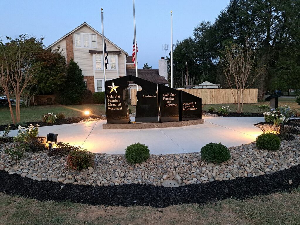 WWFoundation's tweet photo. A #MonumentMonday salute to the most recent #GSFMM to be dedicated in Huntington, WV. Congrats to the committee on a job well done on this amazing tribute. Thank you to all who continue to support this impactful project.
Honor + Recognize + Serve
#TheCauseIsGreaterThanI https://t.co/O5kYHXu41H