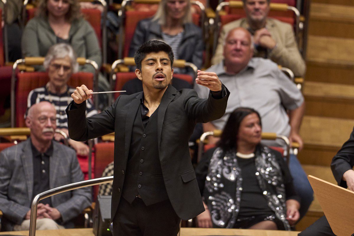 👏 L’Opéra de Tours félicite chaleureusement le chef d'orchestre péruvien Dayner Tafur-Díaz qui remporte le 1er Prix du prestigieux German Conducting Award 2023. 
💜 Il dirigera « Luisa Miller » de Verdi avec la mise en scène de Frederic Roels et nous avons hâte de le recevoir !