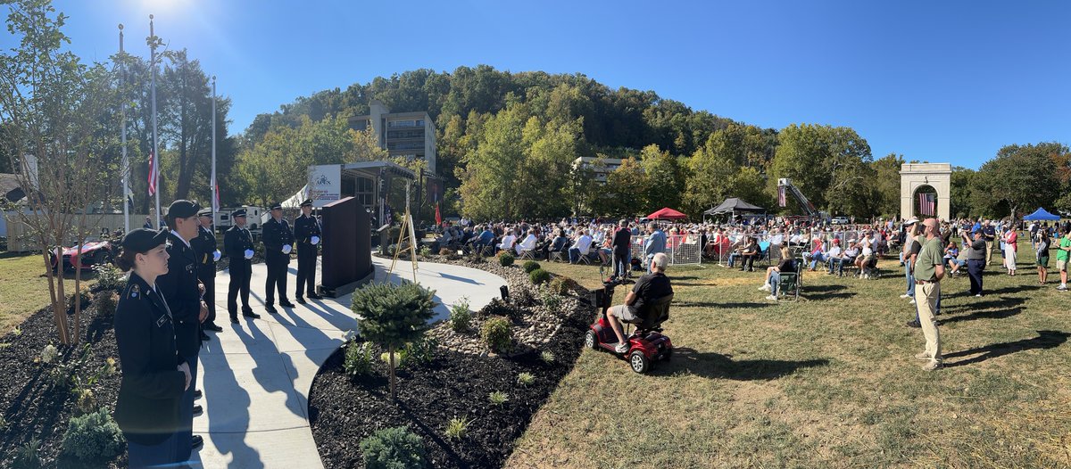 WWFoundation's tweet photo. A #MonumentMonday salute to the most recent #GSFMM to be dedicated in Huntington, WV. Congrats to the committee on a job well done on this amazing tribute. Thank you to all who continue to support this impactful project.
Honor + Recognize + Serve
#TheCauseIsGreaterThanI https://t.co/O5kYHXu41H