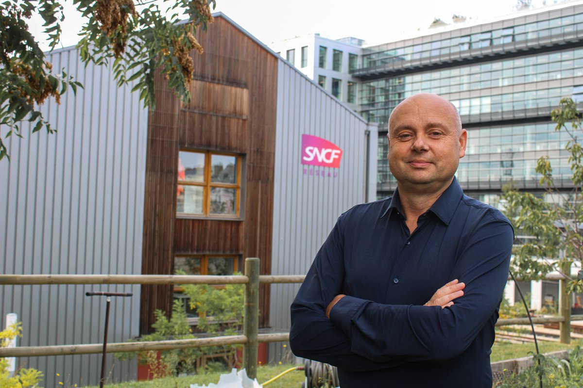 📣 Nouvelle direction à l'Infrapôle Paris Saint-Lazare <a href="/SNCFReseau/">SNCF Réseau</a> : Depuis le 01 Octobre 2023, Michaël DEMESLAY prend la suite de Véronique DUFLOT. Sa priorité : la sécurité et la performance du réseau ! 🎯