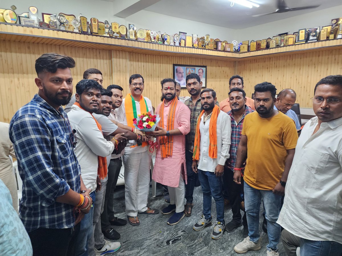 भारतीय जनता पार्टी रायपुर ग्रामीण विधानसभा से अधिकृत प्रत्याशी घोषित होने पर आदरणीय श्री @motilalsahu64 जी को बहुत बहुत बधाई एवं शुभकामनाएं...
आज प्रत्याशी घोषित होने पर उनके निवास्थान अश्विनी नगर लाखेनगर में जाकर साथियों के साथ बधाई दी.

भारतीय जनता पार्टी जिंदाबाद
<a href="/PawanSaiBJP/">Pawan Kumar Sai</a>