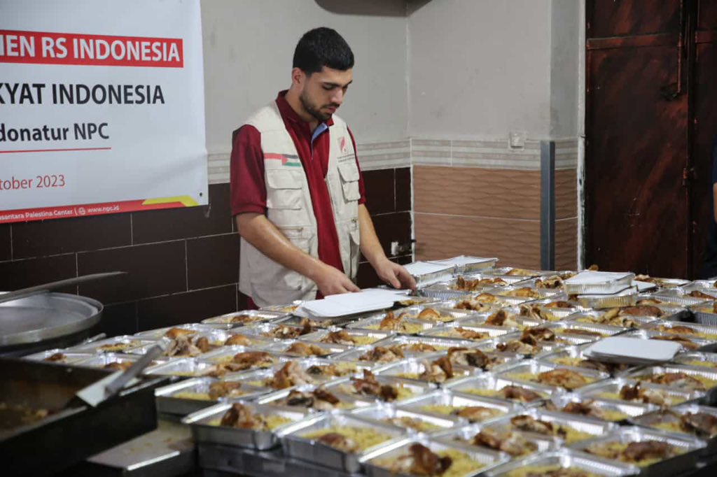 DrEvaChaniago's tweet photo. MAKANAN SIAP SANTAP TANDA CINTA RAKYAT INDONESIA BAGI PARA PASIEN DI RUMAH SAKIT INDONESIA GAZA UTARA. 

Mohon doanya semoga Allah mudahkan!! 9 Oktober 2023.

2900 ORANG CEDERA, 560 WARGA GAZA MENINGGAL. Kemkes Gaza.

إنا لله وإنا إليه راجعون

Emergency!! Kemkes Gaza butuh bantuan obat-obatan, Ribuan pasien butuh obat-obatan. Dan makanan bagi pasien.

Call Center NPC Lembaga filantropi
https://t.co/Bl2SsDO5Cs

Dukungan bantuan obat-obatan dan bantuan emergency.

BSI  712 9559 688
BCA  165 600 9595
BNI  69 0009 0089
BRI  044 2010 0131 3307
AN. Yayasan Nusantara Palestina Center.

Bantu Share ya demi kemanusiaan 🙏🏻

#GazaUnderAttack #FreePalastine 

dari @Abdillahonim