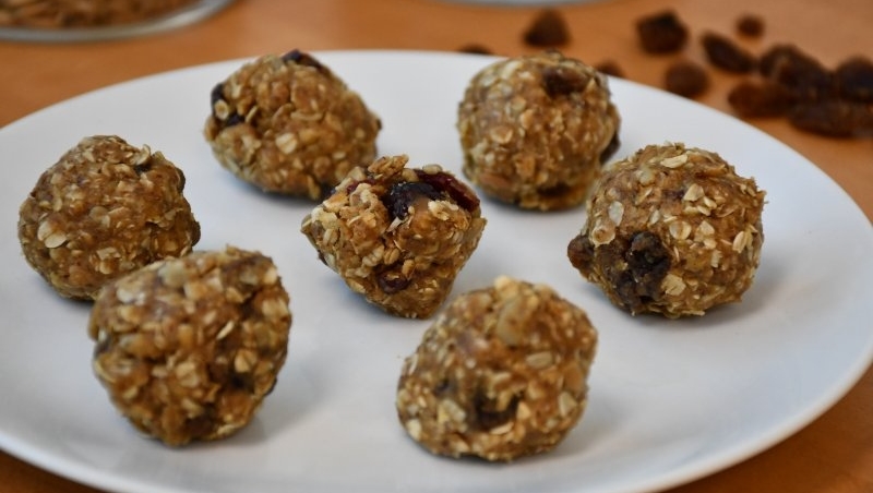 YourFoodStoryON's tweet photo. These soy butter and oat energy bites are the perfect nut-free snack, full of protein. 
=> https://t.co/vftpxggmKj #WhatsYourFoodStory #GoodInEveryGrain #OntarioGrains #Oats #Soybeans #SoyButter #NutFree #Snack #LunchSnack #AfterSchoolSnack #EnergyBites #Recipe #Foodie https://t.co/6GS8Tnb1EA