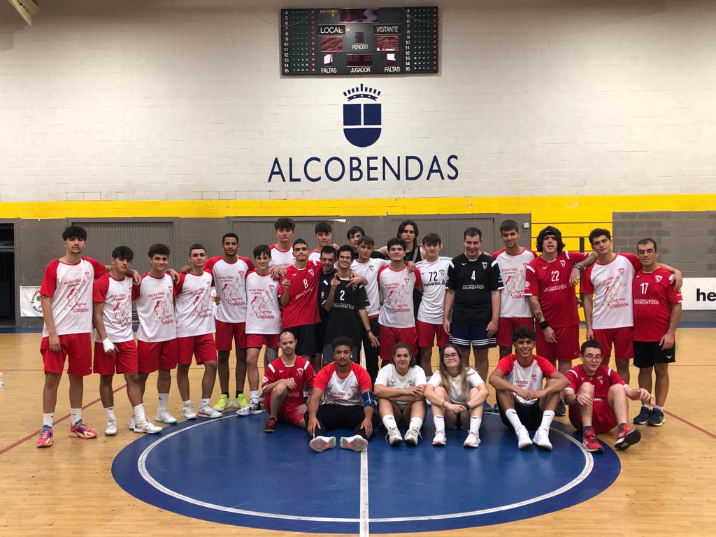 Yesterday, our U-18 team had the joy of training and playing a friendly match with our Adapted Handball team, made possible by <a href="/PDJF_dk/">Grundfos Foundation | PDJF</a>. Truly inspiring to witness such inclusive and integrated spaces where everyone shines! 🤾‍♂️ #Inclusion #Teamwork #UnifiedSports