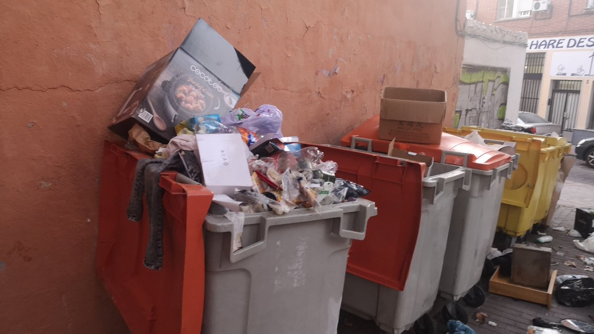 pepebornas's tweet photo. El #ayuntamientodemadrid, no recoge la basura los domingos, calle collado de la vertientes 3, puente de vallecas #quehaceisconmisimpuestos https://t.co/J7FZA5ci0c