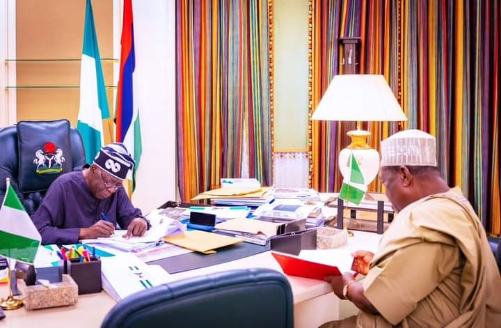 SGFAkume's tweet image. Engaged in in-depth discussions with @officialABAT on critical policy matters affecting our country. His insights are invaluable &amp;amp; pave the way for informed decisions that shape a better future for Nigeria. Together, we are committed to progress &amp;amp; prosperity for all Nigerians