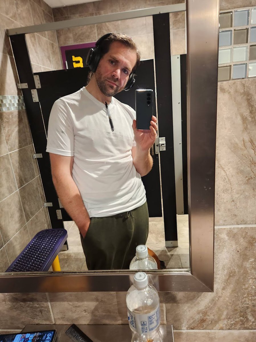 PrimeSubMortgag's tweet photo. @shanalit1 Vivo en New York si buscas una puta para usar en tu proximo video 😏😘 https://t.co/RGgj4uyK4e