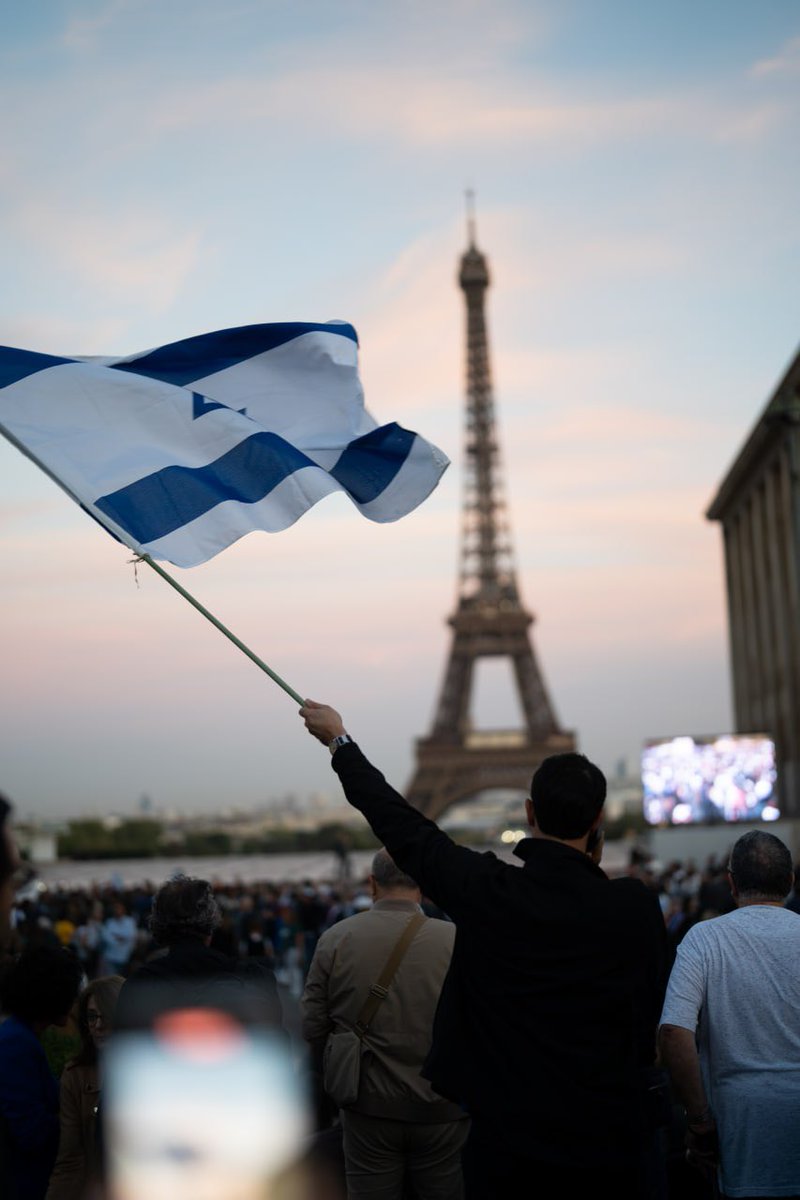 steph_sejourne's tweet photo. Comme des milliers de nos compatriotes, je me suis joint ce soir aux marches de la solidarité qui étaient organisées, partout dans le pays, en soutien au peuple israélien.

En pensée avec les victimes de ces attaques terroristes barbares, perpétrées par des barbares.

En solidarité avec les familles endeuillées et avec toutes celles et tous ceux qui sont encore sans nouvelle de leurs proches, disparus dans des circonstances inqualifiables.
 
Indigné et révolté, aussi, par le comportement de « La France insoumise » qui, par clientélisme électoral et par cynisme, s’est définitivement déshonorée et a trahi notre pacte républicain. 
Ils salissent la famille politique dont ils prétendaient encore incarner les idéaux et les valeurs.

À nos amis israéliens, je veux dire que la France sera toujours aux côtés des victimes du terrorisme. Elle ne justifiera jamais les crimes de leurs bourreaux. 
🇫🇷🇮🇱