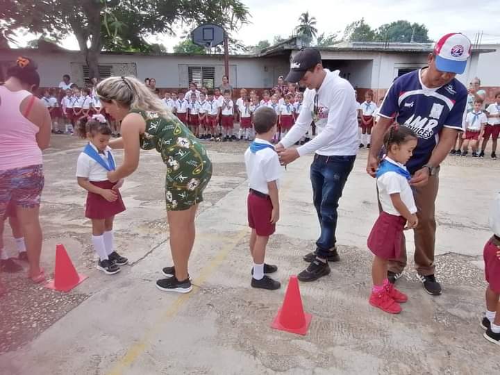 PIONEROS POR El COMUNISMO
"SEREMOS COMO EL CHE"
Se inician como pioneros Moncadistas los educandos de la Instituciones  Educativas de #CiegodeAvila al conmemorarse el 56Aniversario de la Caída del Che en Bolivia.
#EducaciónCiegodeAvila 
#LatirXUnEneroDeVictorias