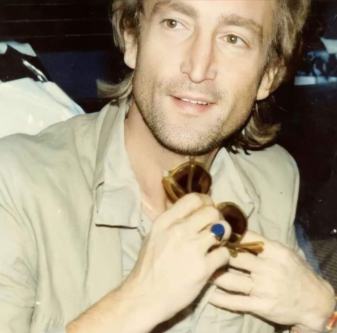 Happy bday to this guy whom, through a series of strange circumstances, I have a lot to thank for, including my kids.
#1, always.❤️

#JohnLennon 
#SeanLennon
#HappyBirthday