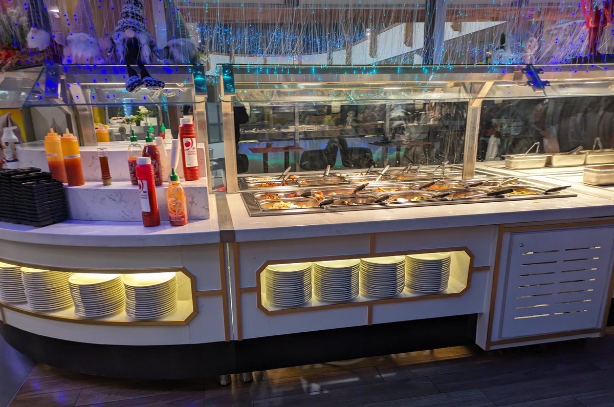 Ein authentisches Asia-Buffet. 
In Deutschland nur echt mit HELA-Gewürzketchup. :-)