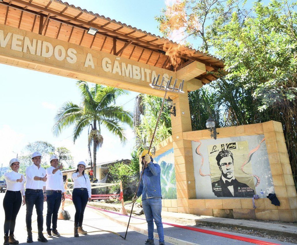 MAguilarHurtado's tweet photo. 🙌🏻Estamos instalando gas natural domiciliario para 375 familias de #Gámbita, el proyecto avanza en un 85% de ejecución con más de 2.700 millones de pesos en alianza con @alcaldiagambita y @minenergiaco.

En estos momentos se adelantan las conexiones internas del servicio. ¡Así mejoramos la calidad de vida de nuestros gambiteros y #LeEstamosCumpliendoASantander! 🤩