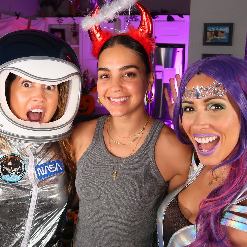 afterwewrapshow's tweet photo. 🎙️ New episode alert! 🎉 Join us as we chat with the amazing Melissa Barrera about her journey working with @Lin_Manuel and her love for body scrubs. ❄️💧 Don't miss out, tune in now! #AfterWeWrap https://t.co/iZSrYk744o https://t.co/M4sGOvrMos