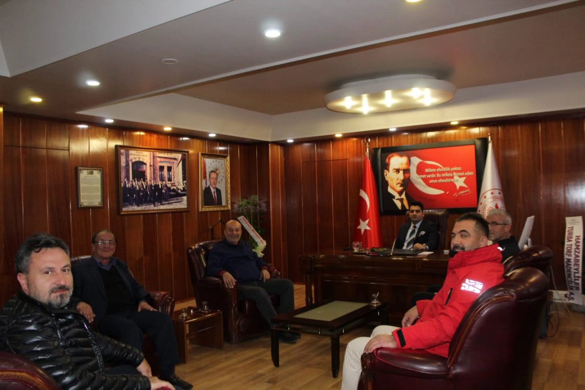 TCYenicaga's tweet photo. Kaymakamımız Mehmet Kaan KİNİ Yeniçağa Belediye Başkanı Recayi ÇAĞLAR ve Belediye Meclis üyelerinin ziyaretini makamında kabul etti. https://t.co/PjdOo6C1Tt