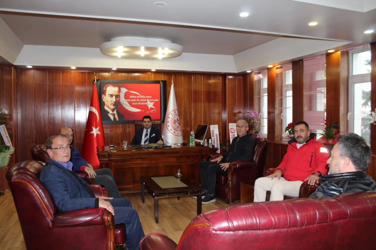 TCYenicaga's tweet photo. Kaymakamımız Mehmet Kaan KİNİ Yeniçağa Belediye Başkanı Recayi ÇAĞLAR ve Belediye Meclis üyelerinin ziyaretini makamında kabul etti. https://t.co/PjdOo6C1Tt