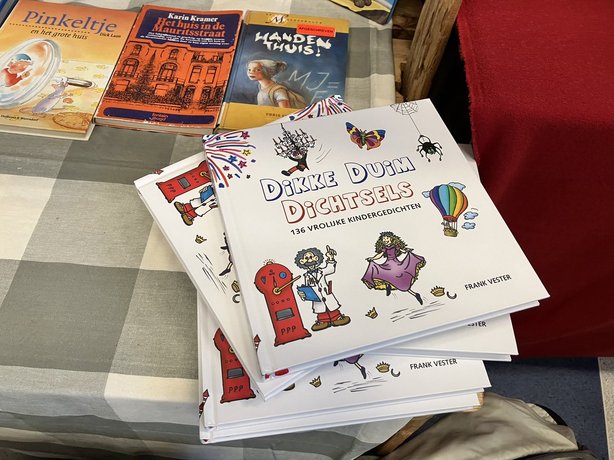 frankvzadelhoff's tweet photo. Schrijver Frank Vester @BranieBrouwer ontvangt vandaag en morgen op @BSSterrebos alle groepen. Daar vertelt hij enthousiast over zijn leven als schrijver en laat hij grappige gedichten horen.  #kinderboekenweek #saam https://t.co/anVaUl53Sf