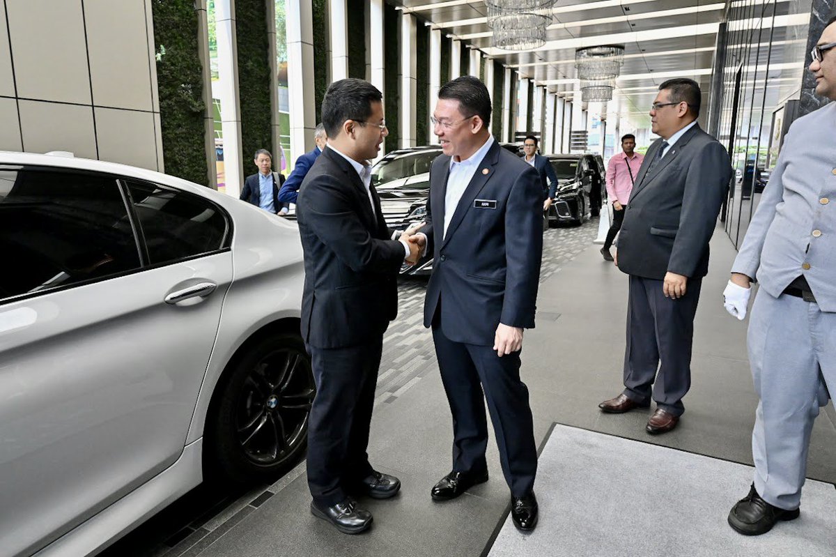 NgaKorMing's tweet image. It gives me a great pleasure to host Singapore’s Minister of National Development Desmond Lee who is on 4 days working visit to our country. @kpkt_gov is working to sign MOU with our neighbour in order to enhance our urban planning, affordable housing programme etc. #OneAsean