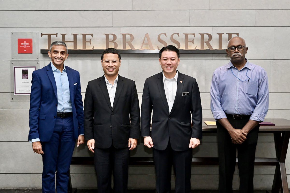 NgaKorMing's tweet image. It gives me a great pleasure to host Singapore’s Minister of National Development Desmond Lee who is on 4 days working visit to our country. @kpkt_gov is working to sign MOU with our neighbour in order to enhance our urban planning, affordable housing programme etc. #OneAsean