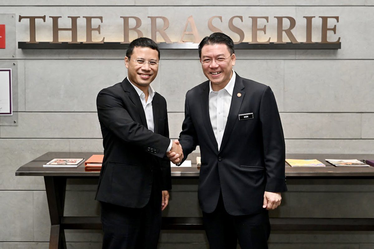 NgaKorMing's tweet image. It gives me a great pleasure to host Singapore’s Minister of National Development Desmond Lee who is on 4 days working visit to our country. @kpkt_gov is working to sign MOU with our neighbour in order to enhance our urban planning, affordable housing programme etc. #OneAsean