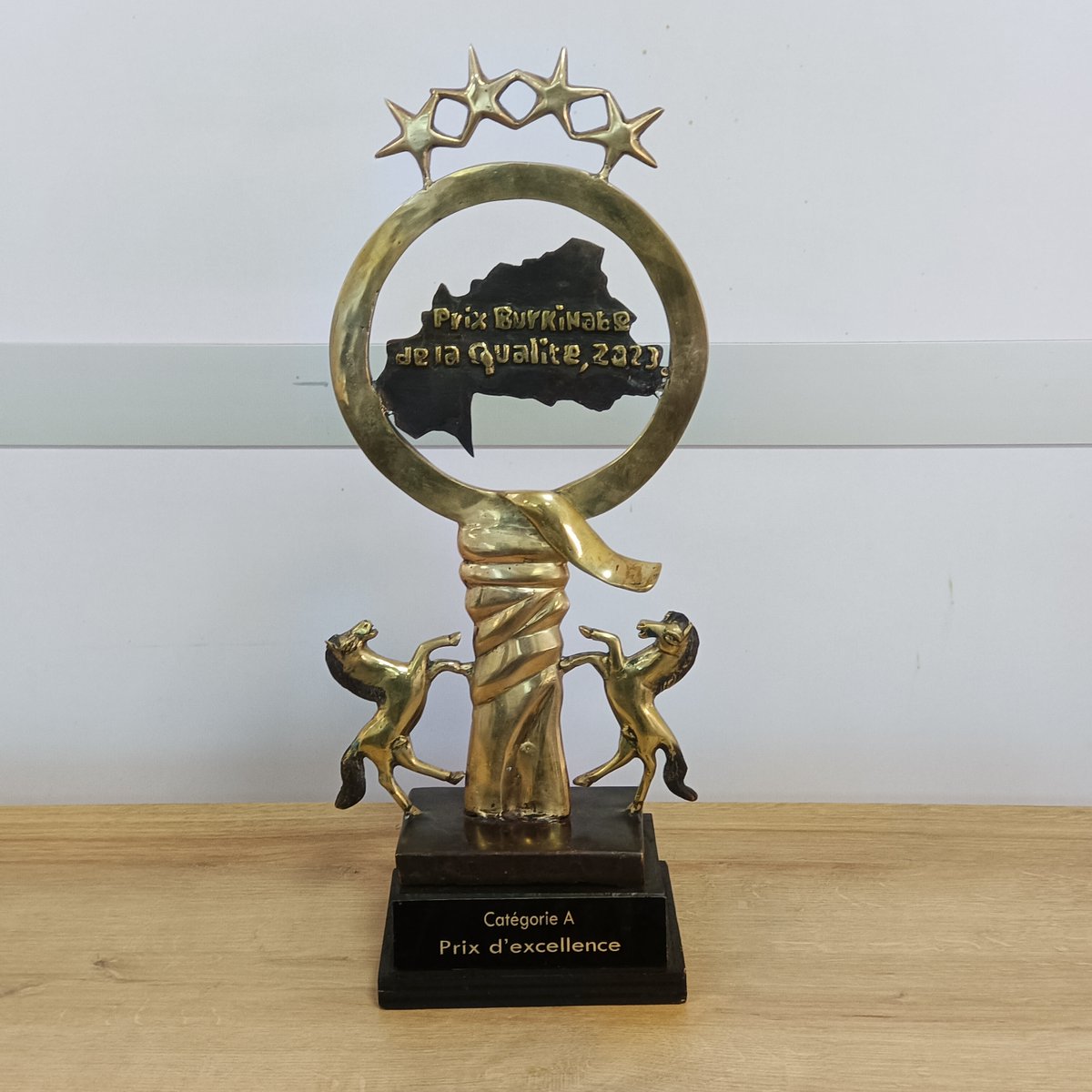 InnoFaso's tweet image. '' On connaît par les fleurs l'Excellence du fruit '', et,
'' La Qualité à  InnoFaso est reconnue à travers l'Excellence des prix qu'elle rafle ''
#PBQ 2023, InnoFaso distinguée dans la catégorie A.