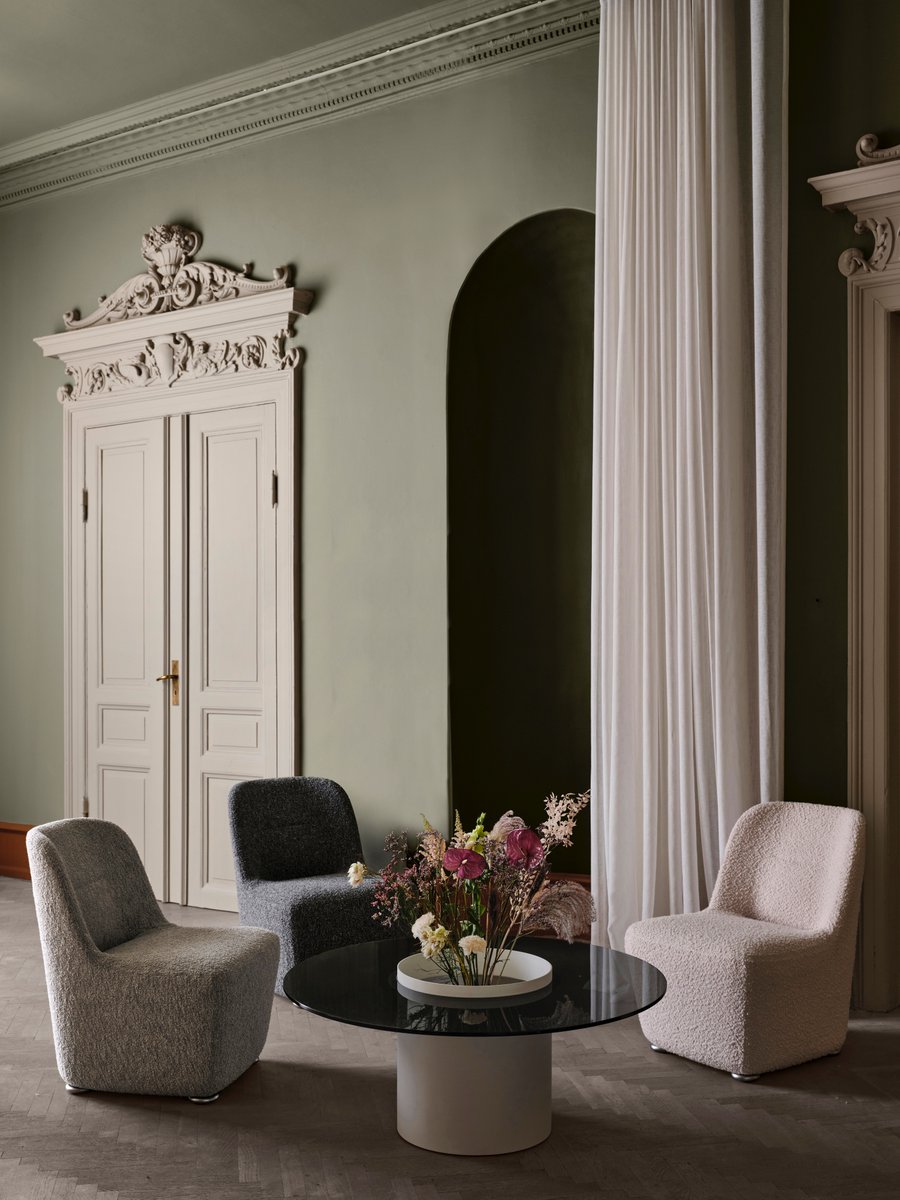 The table Bucket longs to be the centre of attention. It’s not just a table, but a design piece that constantly changes character. Together with the easy chair Jackson that can thrive all by itself or in gatherings of small and large groups.