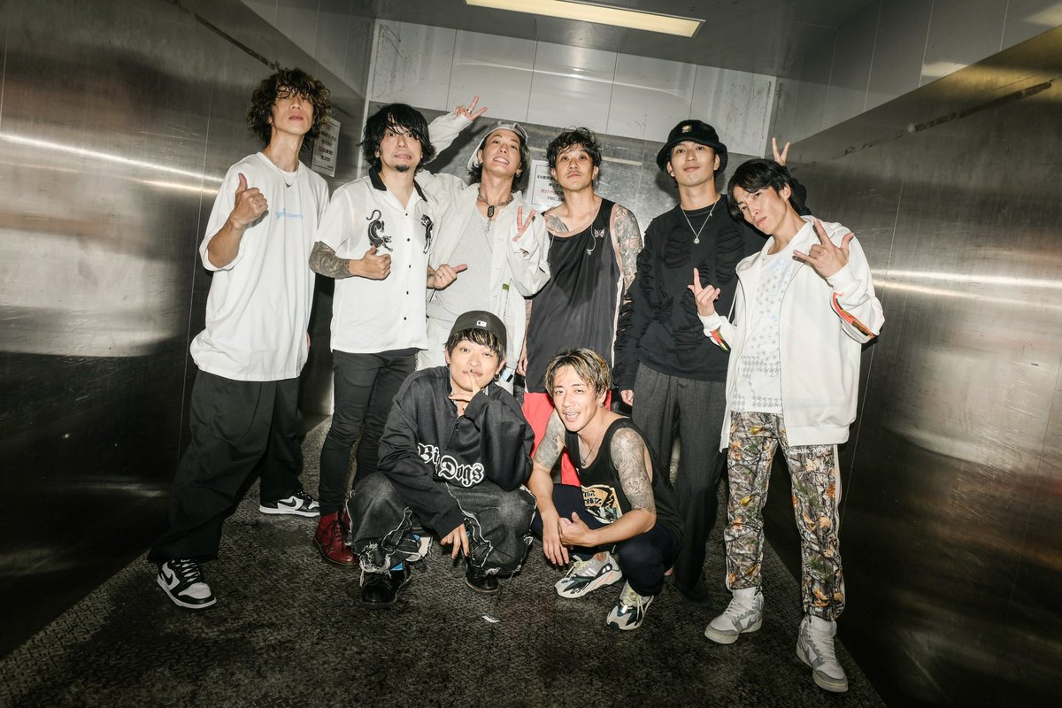 NCIS_BANDS's tweet photo. "15th Anniversary Tour ～Hand In Hand～"
10/9(月祝)なんばHatch
w/ THE ORAL CIGARETTES

ツアー3日目！ありがとうございました！！

▼Setlist
01. Out of Control
02. You're in Motion
03. Who Is
04. Brotherhood
05. Idols
06. (as if it's)A Warning
07. Milestone
08. Spirit Inspiration
09. Like a Shooting Star
10. TRANS.A.M
11. きらめきの花
En. Beginning

「15th Anniversary "Live at BUDOKAN"」
2024年2月24日(土)日本武道館

▼ツアーWEB先行受付中(先着)！
https://t.co/e1tDY80Svr

▼特設サイトにて後期楽曲投票受付中！
https://t.co/mfxEcGyb9I

Photo by @pyama_17 

#ナッシングス #オーラル