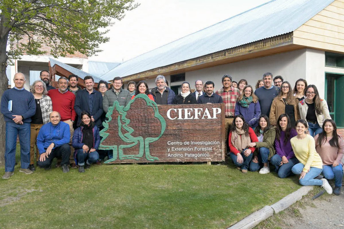 innovacionar's tweet image. ⛰️Vinimos a Esquel, #Chubut, a visitar el @Ciefap_ un centro de investigación que promueve el valor agregado en origen resguardando la biodiversidad y los recursos forestales. 🌳
🗺️Invertimos  $400 millones de pesos para ampliar su alcance a todas las provincias patagónicas.