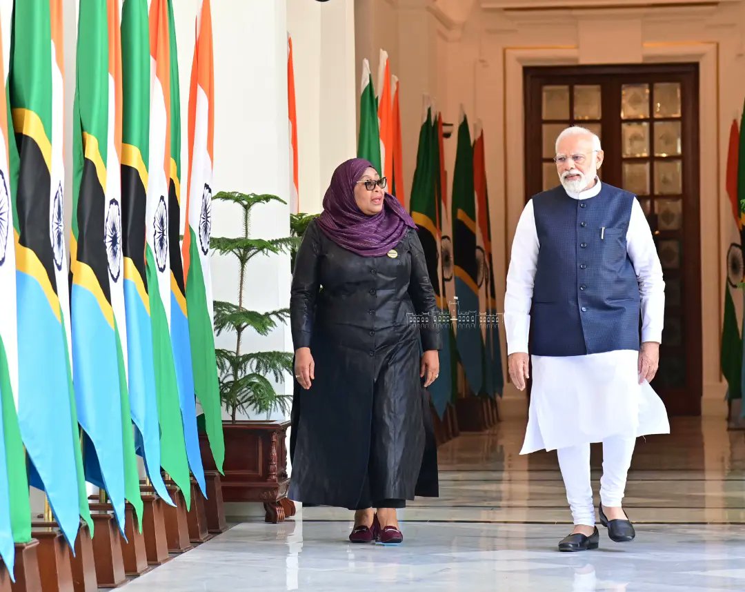 Carrymastorytv's tweet photo. TZ NA INDIA SASA NI WASHIRIKA WA KIMKAKATI>>India na Tz zimebadili uhusiano wao kutoka wa kawaidana  kuwa wa mkakati. 
Hatua hiyo imefikiwa kufuatia ziara ya Kitaifa ya Rais Samia inayoendelea India ambapo leo imetangazwa rasmi kwenye mkutano na WaziriMkuu wa India, Narendra Modi https://t.co/3uuwe0VwWH