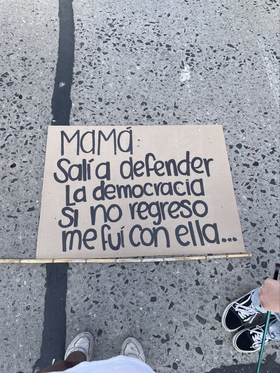En el bloqueo de la Marti, entre juegos y consignas, tenemos claro que venimos a defender la democracia.

Ni un paso atrás, hasta que renuncien ✊🏽

#ParoNacional2023