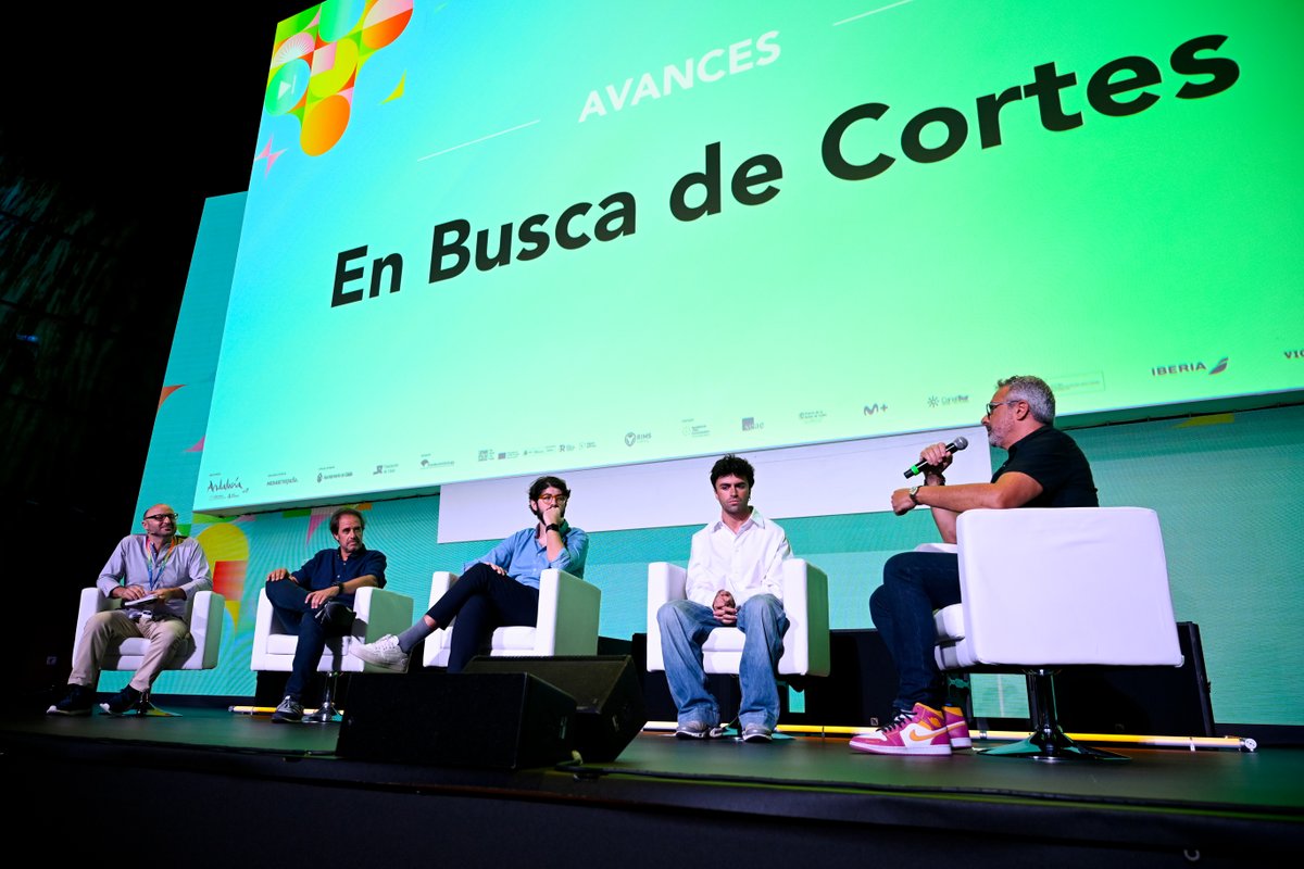 southseriesfest's tweet photo. #AVANCES 'El Inmortal' y 'En busca de Cortés' han proyectado imágenes inéditas de sus series con la presencia de parte del equipo de las series.
En busca de Cortés: Itzan Escamilla (actor), Jacobo Escamilla (codirector), Antonio Cadenas (codirector), Antonio Carreto (Productor). https://t.co/1C23nZeTxT