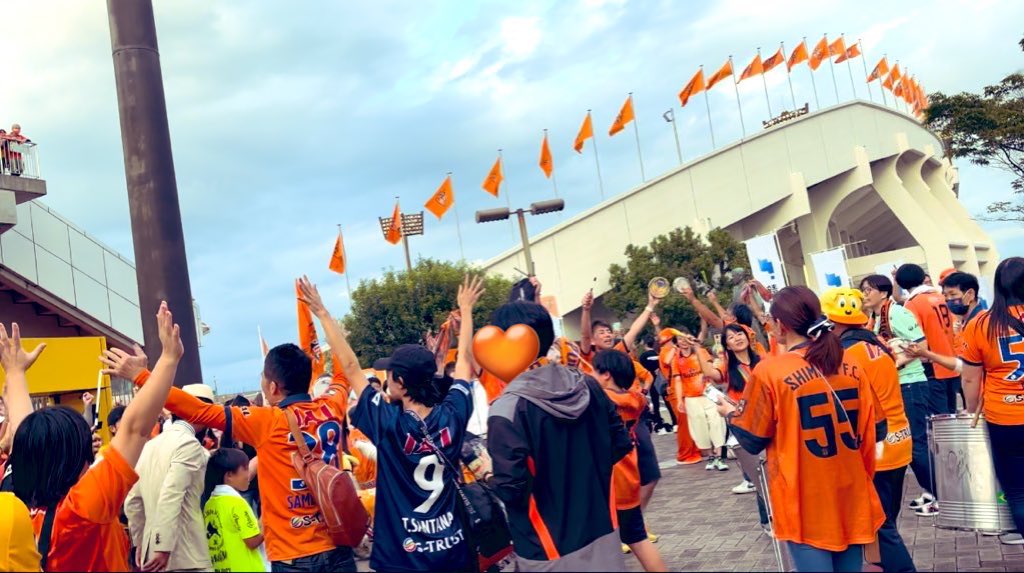 spmoru's tweet image. そいえば、試合後にお見送りサンバしてて、すてきぃ〜って思って見てたら近くのサポ仲間がどんどん入っていって、私もノリで入って、気づいたらみんなで輪になってサンバのリズムで踊ってた🐹🧡
この空間、めっちゃくちゃ楽しかったなぁ🥰🧡 #spulse  #エスパルスサンバ隊