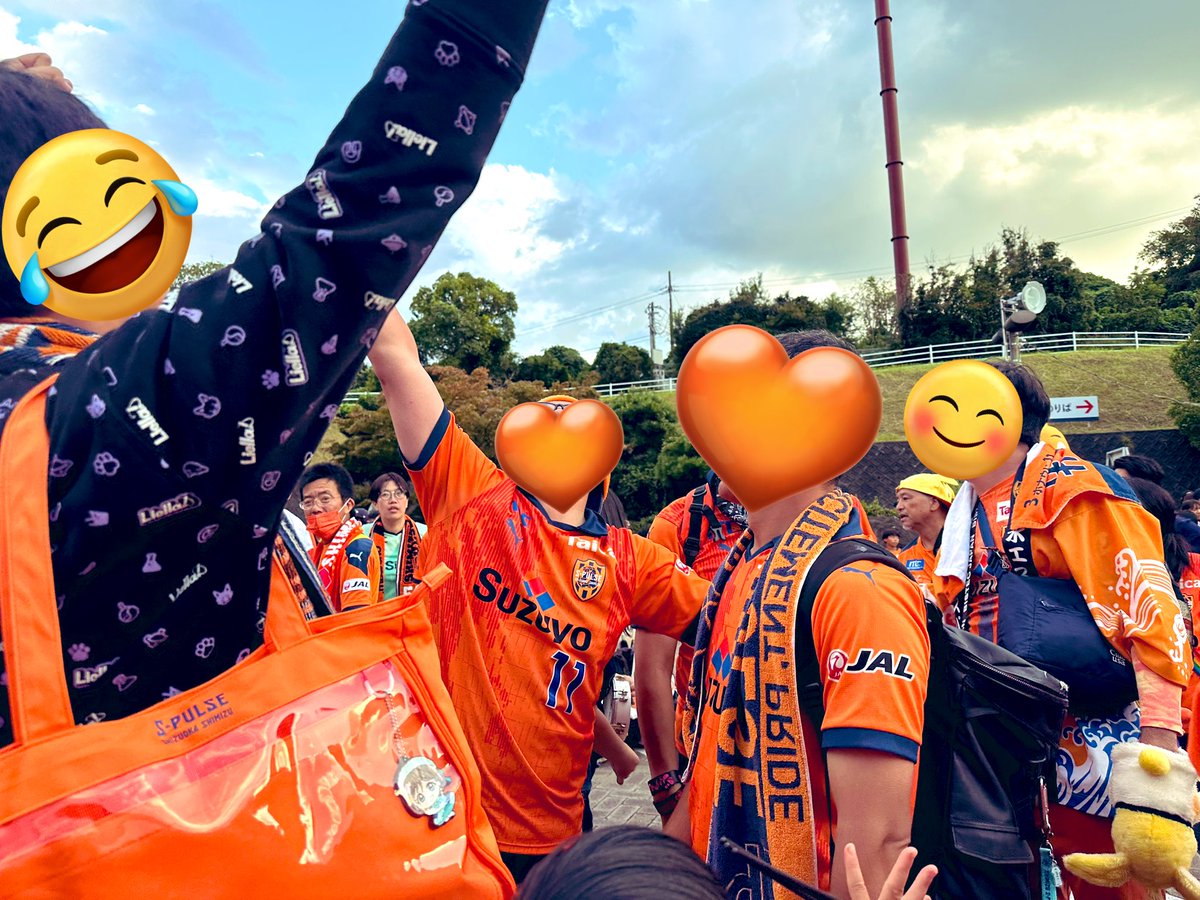 spmoru's tweet image. そいえば、試合後にお見送りサンバしてて、すてきぃ〜って思って見てたら近くのサポ仲間がどんどん入っていって、私もノリで入って、気づいたらみんなで輪になってサンバのリズムで踊ってた🐹🧡
この空間、めっちゃくちゃ楽しかったなぁ🥰🧡 #spulse  #エスパルスサンバ隊